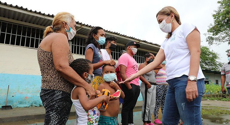 Belitza Bermudez (right) a protection officer in Venezuela receives returnees at a border city.