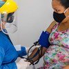 طبيبة تقدم الفحوات لمريضة فنزويلية في كولومبيا