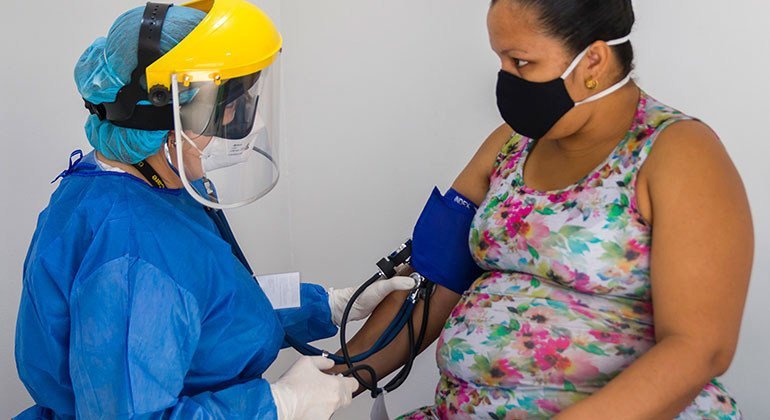 埃德娜·帕翠莎·戈麦斯医生医生在哥伦比亚一家医院为一名委内瑞拉患者进行健康检查。