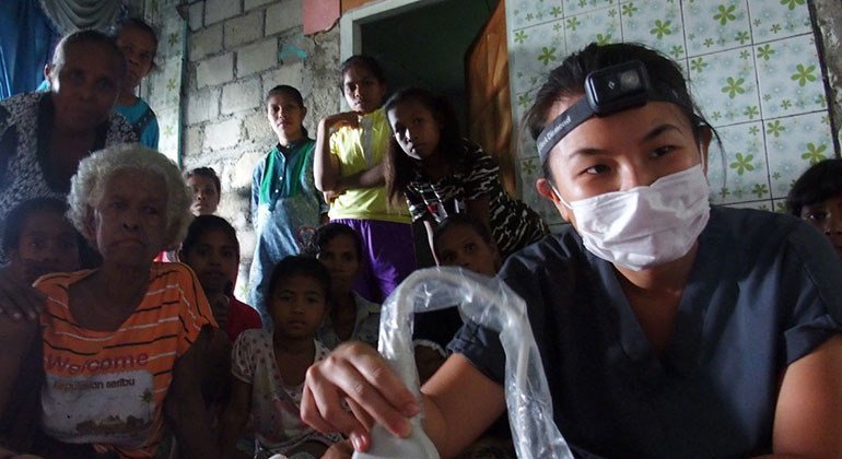 Debryna Dewi Lumanauw, chercheuse en médecine d'urgence, a travaillé avec l'une des premières équipes médicales à être déployée dans un hôpital d'urgence COVID-19 à Jakarta, en Indonésie.