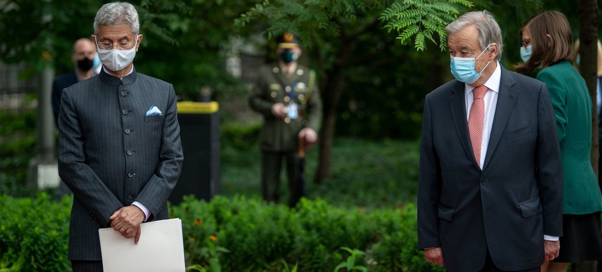 Le Secrétaire général de l'ONU, António Guterres (à droite) avec le ministre indien des Affaires extériieures, Subrahmanyam Jaishankar, lors d'une cérémonie d'hommage aux Casques bleus.