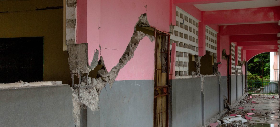 مبنى لإحدى المدارس في ليس كاييس تعرض لأضرار جسيمة بسبب الزلزال الذي وقعفي هايتي بقوة 7.2 درجة.