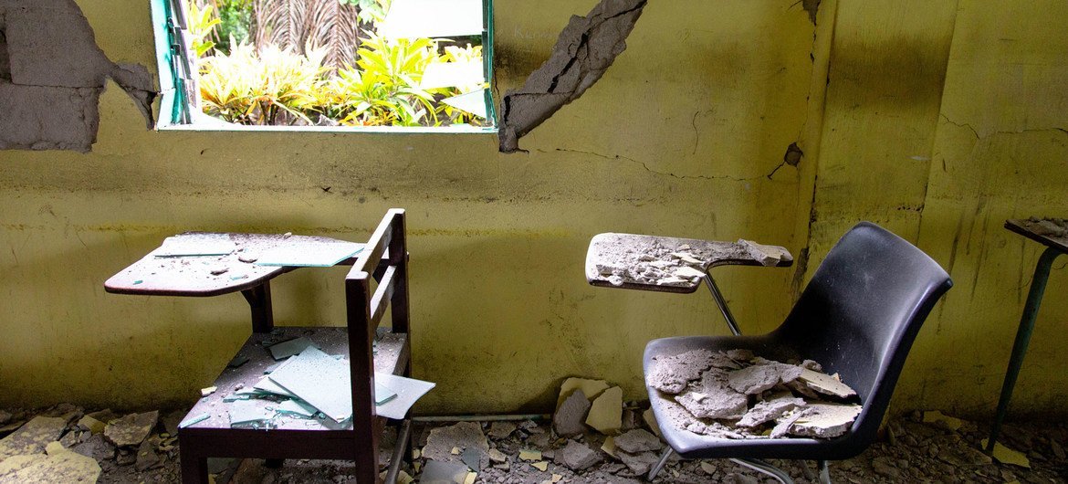 أضرار في أحد الفصول الدراسية بمدرسة في ليس كاي بسبب الزلزال الذي بلغت قوته 7.2 درجة والذي ضرب هايتي في 14 آب/أغسطس 2021.