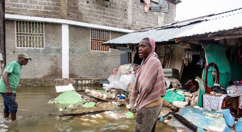 شاب يقف أمام مبانِ دمرها الزلزال الذي ضرب هايتي في 14 آب/أغسطس 2021.