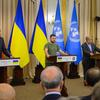 秘书长安东尼奥·古特雷斯（右）、乌克兰总统泽连斯基（中）和土耳其总统埃尔多安在乌克兰利沃夫举行的新闻发布会上向记者发表谈话。