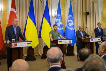 El Secretario General António Guterres (derecha), los presidentes Volodymyr Zelinskyy (centro) y Recep Tayyip Erdoğan de Türkiye, informan a los periodistas en una conferencia de prensa en Lviv, Ucrania.