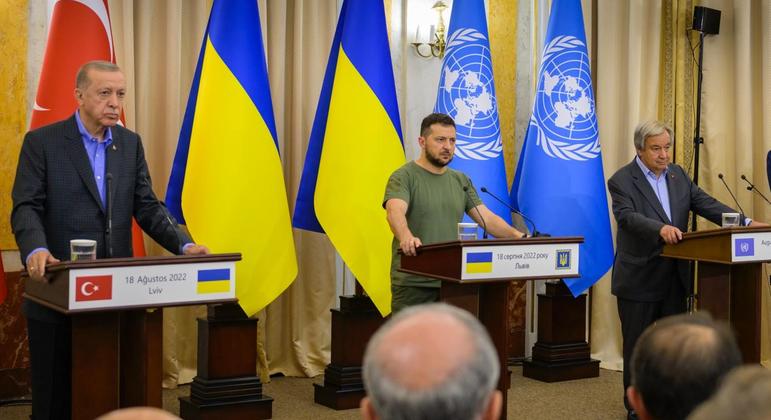 秘书长安东尼奥·古特雷斯（右）、乌克兰总统泽连斯基（中）和土耳其总统埃尔多安在乌克兰利沃夫举行的新闻发布会上向记者发表谈话。