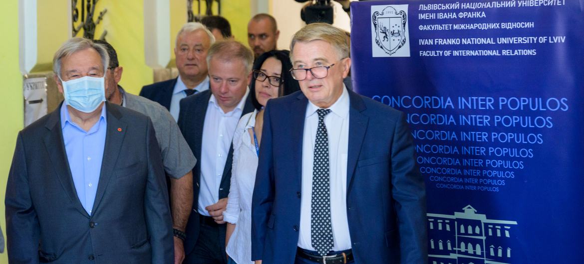 António Guterres visita a Universidade Nacional Ivan Franko de Lviv, em sua visita à Ucrânia