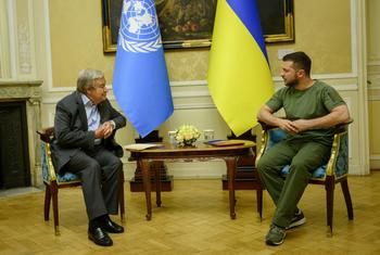 الأمين العام أنطونيو غوتيريش (إلى اليسار) يلتقي بالرئيس الأوكراني فولوديمير زيلينسكي في لفيف، أوكرانيا.