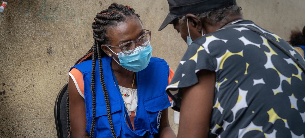 在海地首都太子港，一名国际移民组织的工作人员在收容帮派暴力受害者的学校提供基本医疗服务。