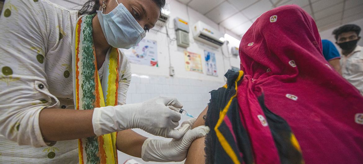 امرأة تتلقى التطعيم في مستشفى في أوديشا، الهند.