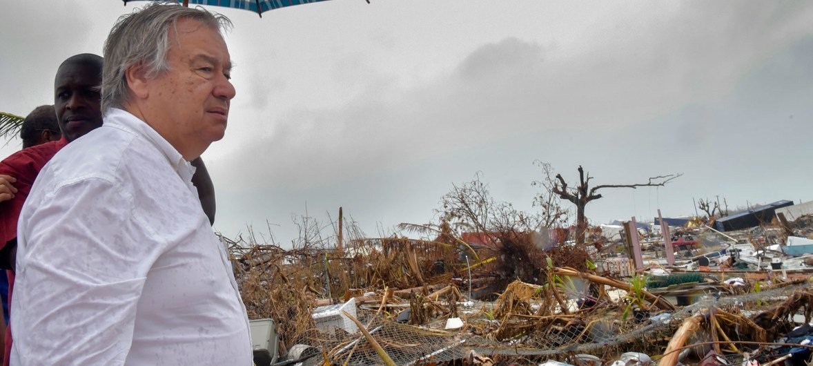 Le Secrétaire général de l'ONU António Guterres à Abacos, aux Bahamas, constatant les dégâts causés par l'ouragan Dorian.