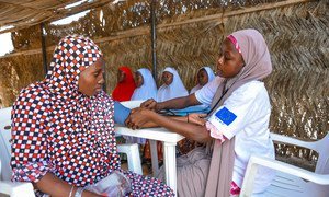 Une femme enceinte reçoit des soins médicaux dans une clinique mobile au Nigéria.