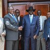 رئيس جنوب السودان سلفا كير (وسط) يلتقي بزعيم المعارضة الدكتور ريك مشار في 11 أيلول/سبتمبر 2019 في جوبا. ويعد هذا الاجتماع الثاني من نوعه وجهاً لوجه.  (من الأرشيف)