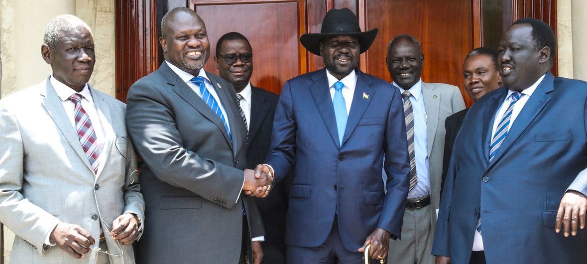 Encontro do presidente do Sudão do Sul, Salva Kiir, no centro, e o líder da oposição, Riek Machar, em 11 de setembro de 2019 em Juba.   
