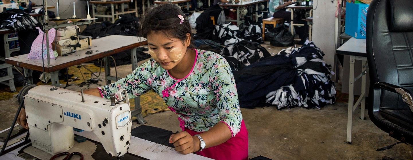 Trabajadora migrante en una fábrica de ropa en Tailandia. Su jornada laboral es de doce horas y no gana siquiera el salario mínimo diario.