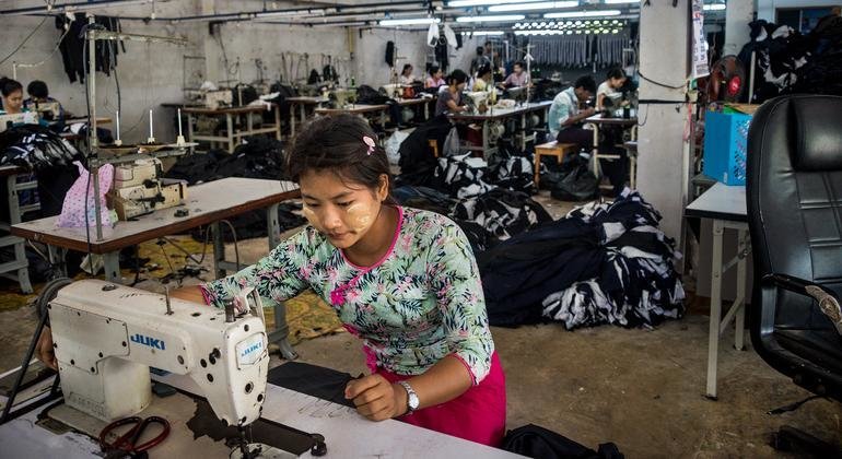 Trabajadora migrante en una fábrica de ropa en Tailandia. Su jornada laboral es de doce horas y no gana siquiera el salario mínimo diario.