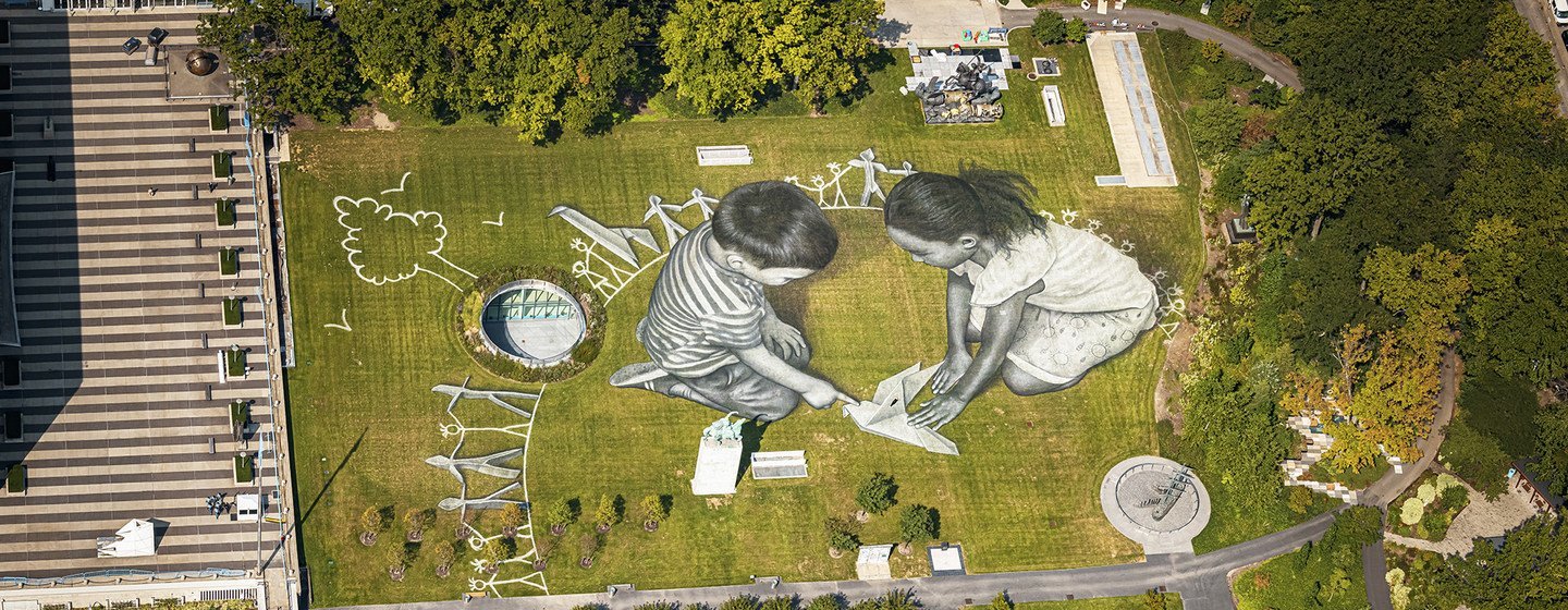 Une vue aérienne montre la peinture géante éphémère biodégradable de 11.000 mètres carrés intitulée 