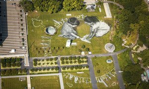 Une vue aérienne montre la peinture géante éphémère biodégradable de 11 000 mètres carrés par l'artiste Saype.