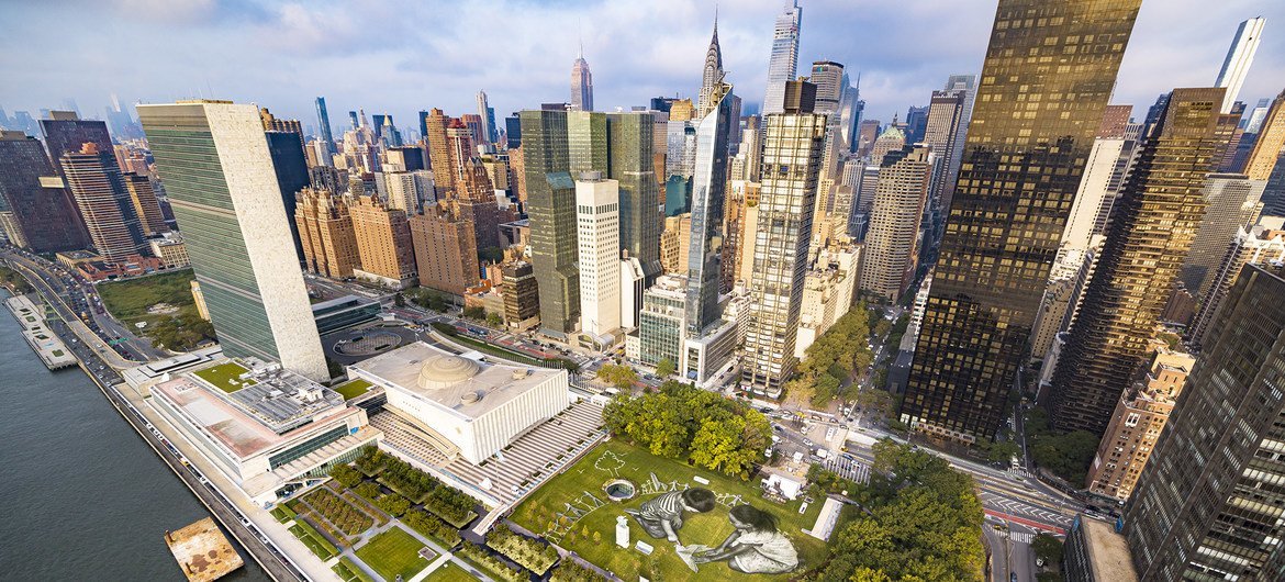 न्यूयॉर्क सिटी में स्थित यूएन मुख्यालय की इमारत का एक विहंगम दृश्य.