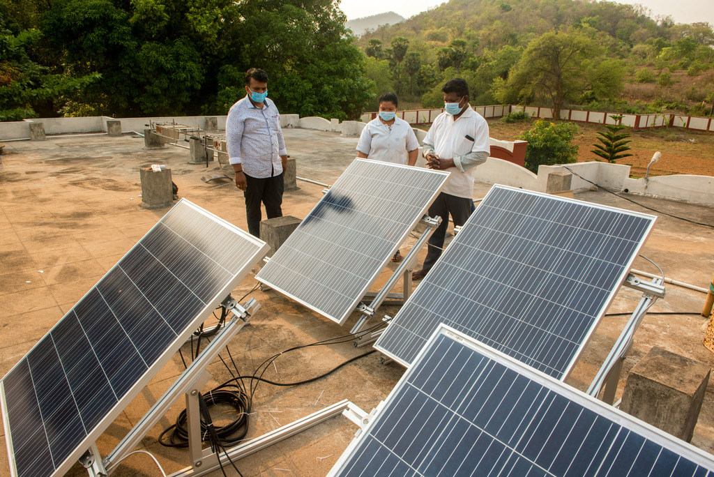 Panel surya menyalakan pendingin di Pusat Kesehatan Utama Vinjaram di Andhra Pradesh, India.