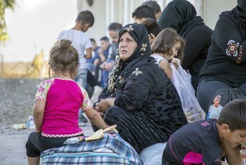 Des réfugiés syriens fuyant les combats dans le nord de la Syrie ont traversé la frontière iraquienne pour se rendre dans un centre de réception du HCR à Dohuk.