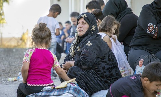 لاجئون سوريون هاربون من العنف في شمال شرقي البلاد يعبرون الحدود إلى العراق للوصول إلى مركز استقبال لمفوضية شؤون اللاجئين في دهوك.