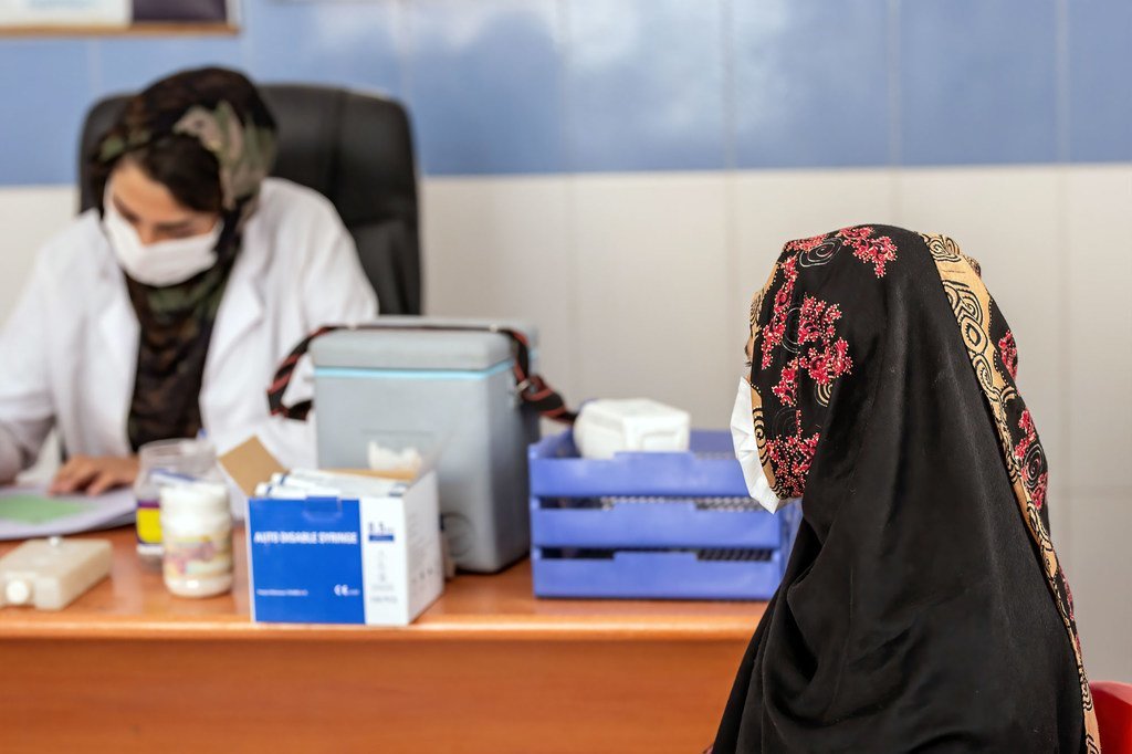 Una mujer asiste a una consulta antes de recibir su vacuna contra el COVID-19 en la ciudad de Herat, Afganistán.