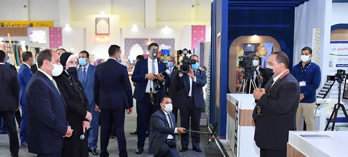 الرئيس المصري عبد الفتاح السيسي ووزيرة الصناعة نيفين جامع يستمعان لممثل هيئة المشاريع الدكتور رأفت عباس.