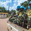 جنود حفظ سلام من الوحدة البوروندية التابعة لبعثة الأمم المتحدة المتكاملة متعددة الأبعاد لتحقيق الاستقرار في جمهورية أفريقيا الوسطى (مينوسكا) في دورية في بوكينغ.
