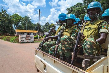 جنود حفظ سلام من الوحدة البوروندية التابعة لبعثة الأمم المتحدة المتكاملة متعددة الأبعاد لتحقيق الاستقرار في جمهورية أفريقيا الوسطى (مينوسكا) في دورية في بوكينغ.