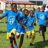 Des enfants sur un terrain de football en Côte d'Ivoire