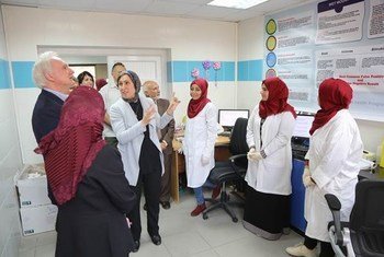 ماتياس شمالي، مدير عمليات الأونروا في غزة، وكبار موظفي الأونروا يفتتحون المركز الصحي الجديد في دير البلح بقطاع غزة