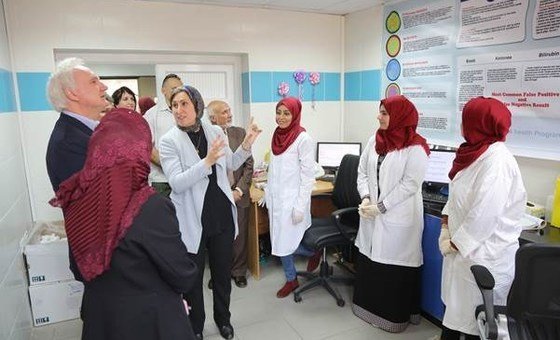 ماتياس شمالي، مدير عمليات الأونروا في غزة، وكبار موظفي الأونروا يفتتحون المركز الصحي الجديد في دير البلح بقطاع غزة