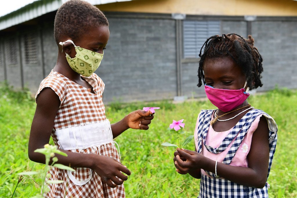 Deux jeunes filles jouent dans leur école à Toumodi-Sakassou, une ville du centre de la Côte d'Ivoire