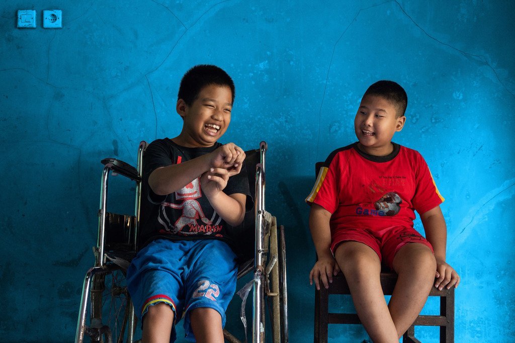 Un niño (izquierda) con una deficiencia física, se sienta al lado de su mejor amigo que tiene una discapacidad visual, en Banyumas, Java Central, Indonesia.