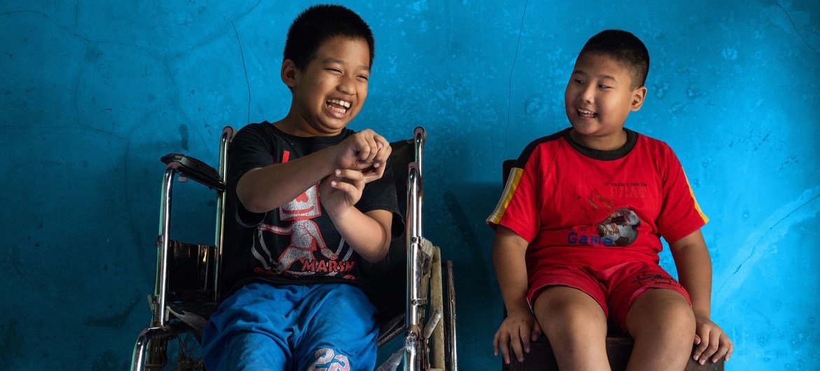 Un niño (izquierda) con una deficiencia física, se sienta al lado de su mejor amigo que tiene una discapacidad visual, en Banyumas, Java Central, Indonesia.