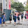 深圳一所小学校的学生在新冠疫情期间返校复课。