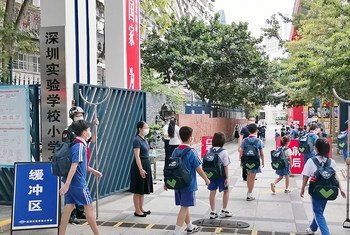 深圳一所小学的学生在新冠疫情期间返校复课。