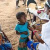 طفل صغير يتم فحصه للكشف عن سوء التغذية في منطقة أمبانيهي، مدغشقر.