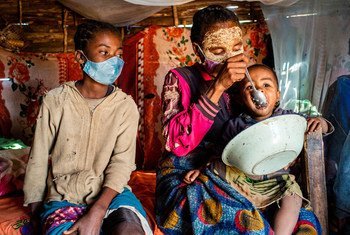 在马达加斯加的汤姆贝地区，一位母亲在家里给孩子喂奶，那里近55%的人口面临着严重的粮食不安全问题。