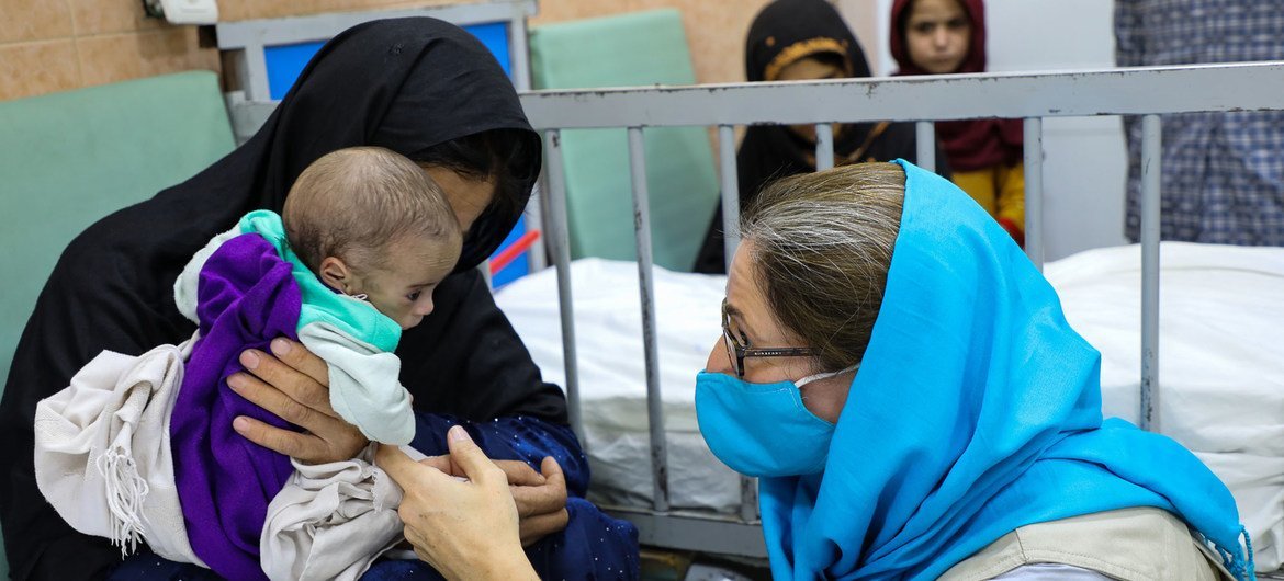 儿基会驻喀布尔通讯、宣传和公民参与事务主管萨曼莎·莫特在喀布尔英迪拉·甘地儿童医院的营养不良治疗病房与一名儿童互动。