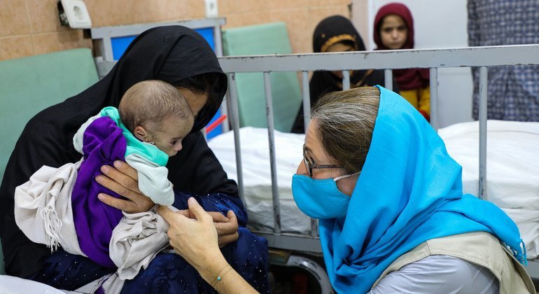 儿基会驻喀布尔通讯、宣传和公民参与事务主管萨曼莎·莫特在喀布尔英迪拉·甘地儿童医院的营养不良治疗病房与一名儿童互动。