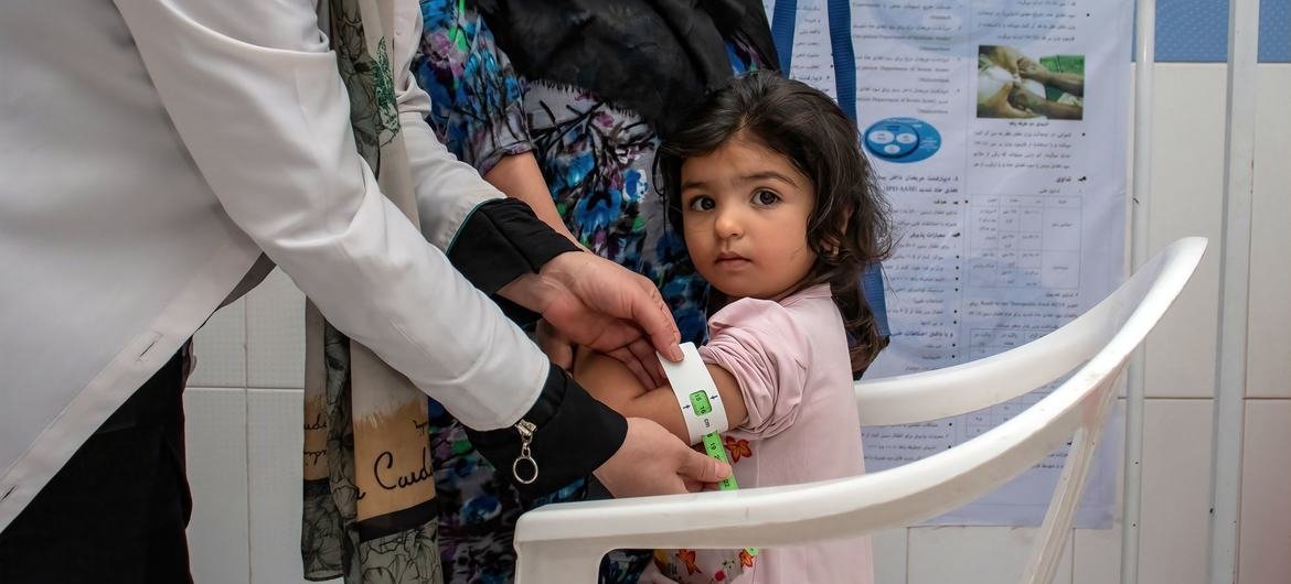 两岁的法蒂玛在巴布巴格健康中心接受营养状况筛查，该中心由联合国儿童基金会在赫拉特市最大的健康诊所提供支持。