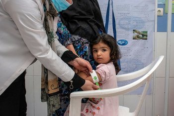 فاطمة البالغة من العمر عامين تخضع لفحص حالتها التغذوية في مركز باب البرق الصحي الذي تدعمه اليونيسف في أكبر عيادة صحية في مدينة هرات.