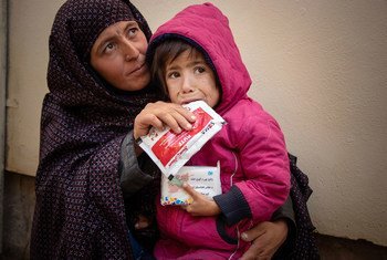 Menina recebe tratamento por desnutrição severa em Herat, Afeganistão. 