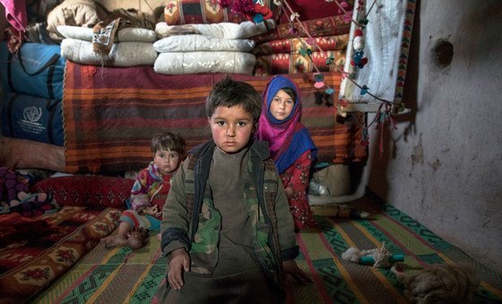 Трое детей в своем жилище в лагере для внутренне перемещенных лиц на окраине города Герат на западе Афганистана.  