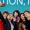 Gitanjali Rao, 15 ans, Tania Chytil, conférencière, Jose Quisocala, 16 ans, Stacy Dina Adhiambo Owino, 21 ans, Louise Mabulo, 23 ans et Titouan Bernicot, 22 ans ont posé pour un selfie lors du Sommet des jeunes activistes, aux Nations Unies à Genève, Suisse, ce jeudi 18 novembre 2021.
