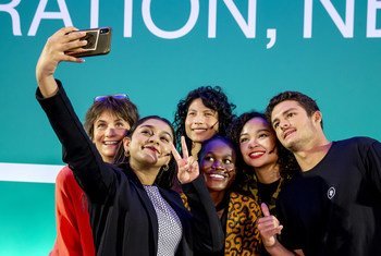 Gitanjali Rao, 15 ans, Tania Chytil, conférencière, Jose Quisocala, 16 ans, Stacy Dina Adhiambo Owino, 21 ans, Louise Mabulo, 23 ans et Titouan Bernicot, 22 ans ont posé pour un selfie lors du Sommet des jeunes activistes, aux Nations Unies à Genève, Suis