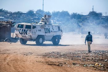 联合国—非盟苏丹达尔富尔混合行动的维和人员正在达尔富尔北部的一处境内流离失所者营地执行巡逻任务。（资料图片）